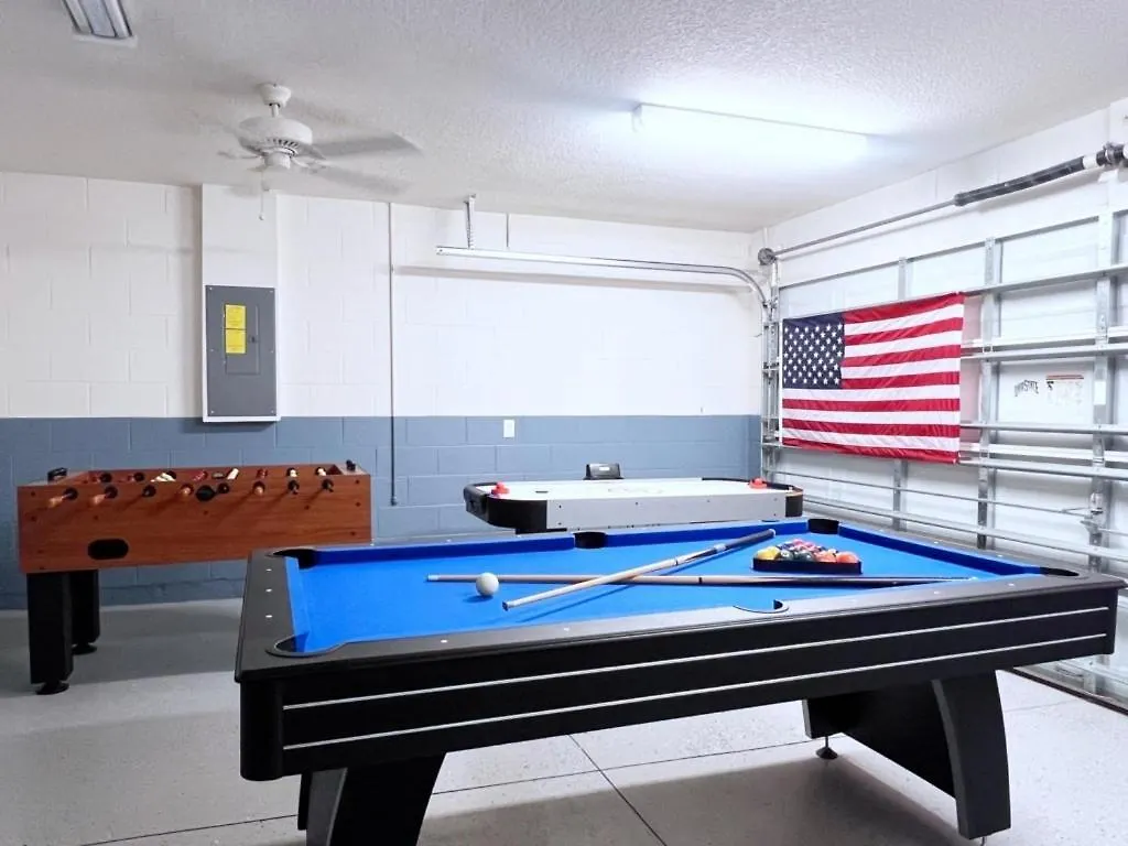 Great Privacy By Pool- Pool Home With Game Room Home Davenport United States